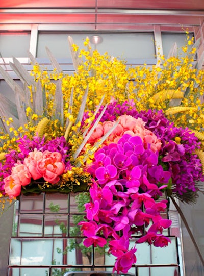 Kehoe Designs provided bright, summery flowers
