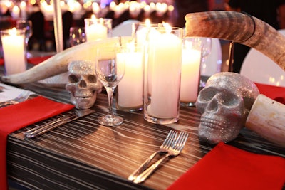 Glittery skulls also played into tabletop decor.