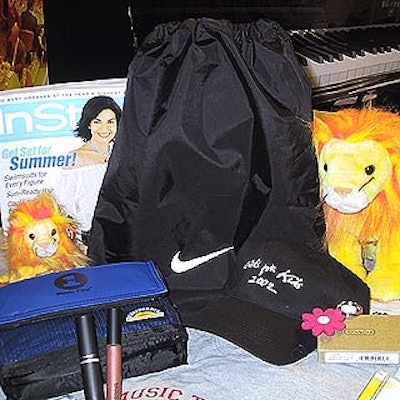 E2088sho 02 0428 Kidsforkids Giftbag 1 320