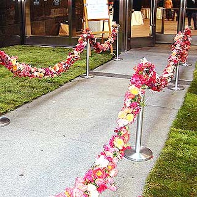 As a pretty alternative to the ubiquitous velvet ropes, the entrance to atrium of 590 Madison Avenue was decorated with gorgeous floral ropes by Elizabeth Ryan.
