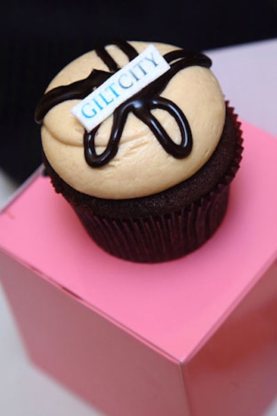 Georgetown Cupcake added a branded Gilt City fondant topper to the cupcakes in the gift bags.