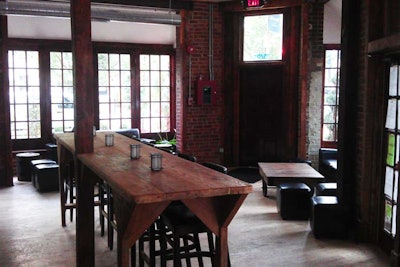 Shaw's Tavern keeps a rustic old tavern-style ambience with exposed brick walls and support beams, wooden tables, and dark leather furniture.