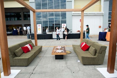 Guests could grab cold beer at an alfresco Stella Artois bar, and then lounge in plush furniture.