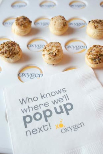 Creative Edge catered the event, serving bite-size hors d'oeuvres on trays embellished with circular cutouts and the Oxygen logo. As a tongue-in-cheek way to emphasize its pop-up initiative, the network also decorated napkins with phrases like 'Who knows where we'll pop up next!'