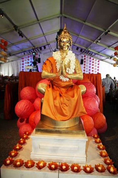 To enhance the luxury silent auction area, Ten31 Productions provided a living Buddha statue. The company also supplied other entertainers, including a traditional Chinese wedding couple.