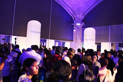 Anticipating a large crowd at the event, the organizers employed 10-foot-tall inflatable and illuminated signs to mark areas for different companies on the second floor. Each column-shaped object was marked with the name and logo of the exhibitor and added a design element to the space.