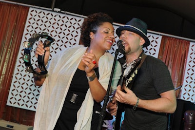 Dwight & Nicole, a New York-based duo that sings jazz, blues, and soul-inspired tunes, provided live entertainment.