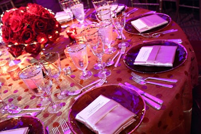 Gold linens with red palettes covered the dinner tables.