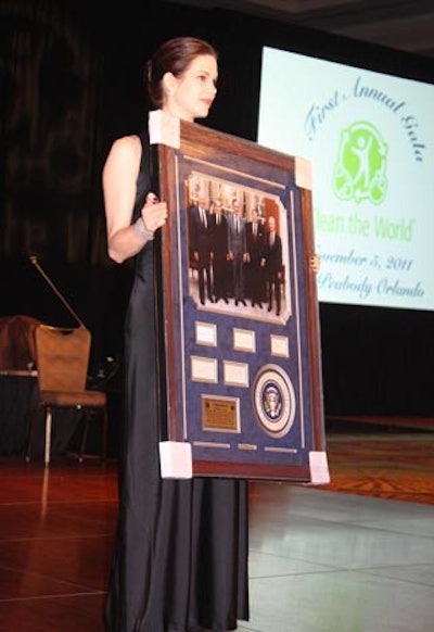 Actress Mariana Klaveno spoke at the beginning of dinner and then helped with the live auction.