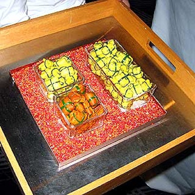 Hors d'oeuvres were passed on square trays mixing metal and wood.