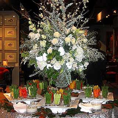 At the Winter Antiques Show's opening night party at the Park Avenue Armory, Taste placed raw and lightly steamed vegetables with dipping sauces on minimalist trays, and Tansey Design Associates decorated tables with large floral arrangements.