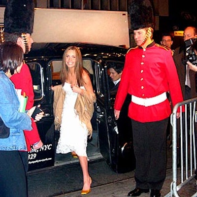 Amanda Bynes, the star of What a Girl Wants, arrived at the New York premiere of the film in an authentic English cab flanked by two men dressed as beefeater guards.