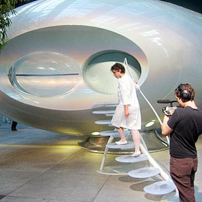 Honoree and artist Mariko Mori's Wave UFO piece was unveiled at the benefit, and the interactive structure served as inspiration for the event's centerpieces.