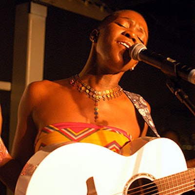 India Arie gave a five-song acoustic performance. (Photo by Karen Cattan/Condé Nast Traveler)