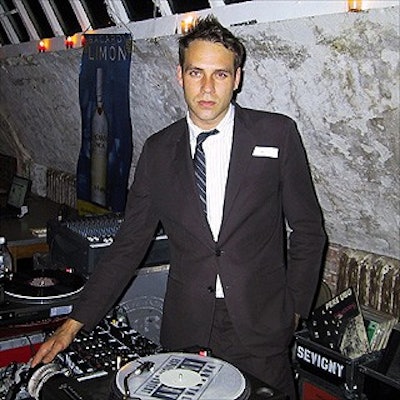 E372sho 00 0808 Sincity Party Sevigny 1 320