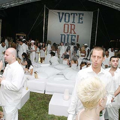 The 800 guests of P. Diddy's white party wore exclusively white to complement the event's all-white decor.