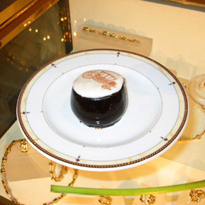 The Mark Hotel provided individual chocolate mousseline cakes that had the Kaufmann de Suisse carriage logo silk-screened onto the tops.