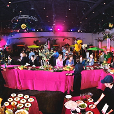 The giant U-shaped food bar served as one of the many focal points throughout the room at BiZBashFla's Tampa-based Creative Environment FunShops.