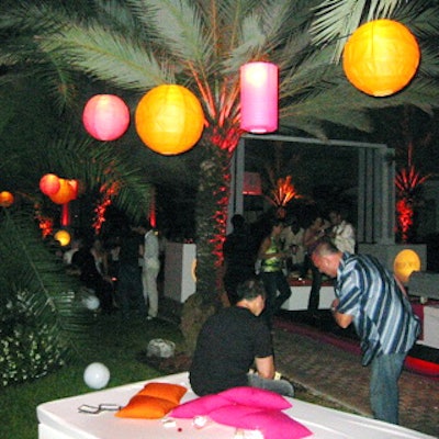Pink and orange Japanese lanterns gave the palm-filled courtyard a playful, romantic vibe.