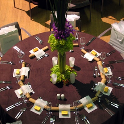 Place settings surrounded the centrepieces in an elegant radial pattern.
