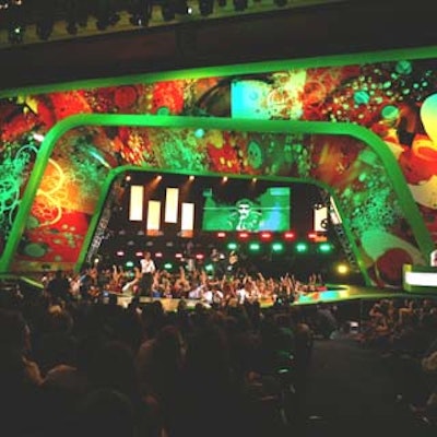 Multiple images were projected onto giant screens that lined the stage in the Jackie Gleason Theater for the MTV VMAs. (Photo courtesy of MTV Latin America)