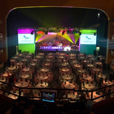 Dinner tables for 1,000 guests packed the Hammerstein Ballroom. (Photo: Jeff Thomas/ ImageCapture)