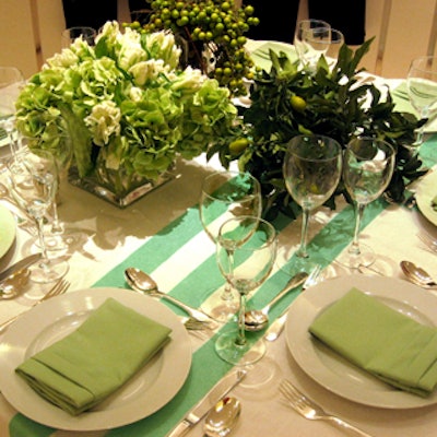 Van Wyck & Van Wyck decorated white Egyptian linen tablecloths with grosgrain ribbon and bouquets of flowers.