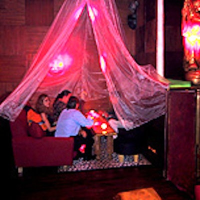 E418disc 00 1025 Club Lavalounge 1 152