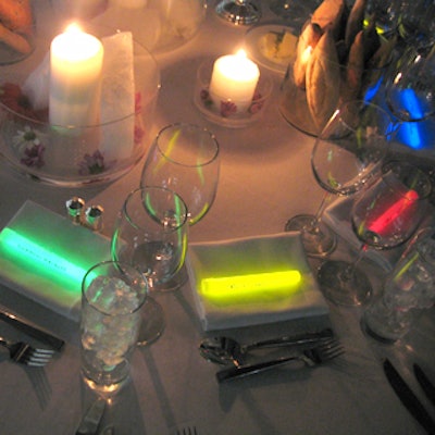 Glowsticks from Extreme Glow were used as an alternative to the usual place cards.