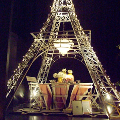 Suzanne Kasler Interiors designed one of the largest and most striking tables, for Elle Decor. The French-theme table showcased an Eiffel Tower that rose up over the table and was draped in the colors of the French flag. Even the stems of the glasses were miniature Eiffel Towers.