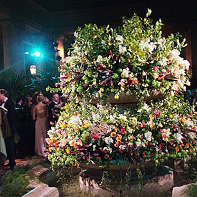 The Frick’s horticultural designer, Galen Lee, adorned the Garden Court’s fountain with a floral arrangement that featured 1,000 tulips.