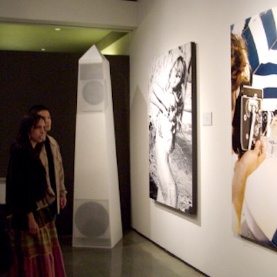 White obelisk-shaped speakers made audio equipment a stylish decor element.