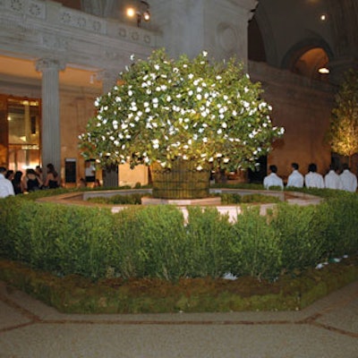 In the museum’s Great Hall Monn stationed an arrangement of 3,000 gardenias that was 12 feet in diameter inside a giant wrought-iron garden basket.