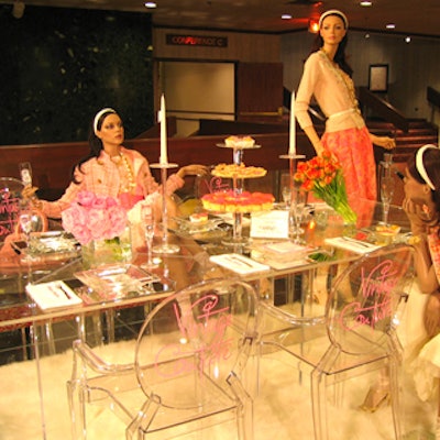 Vintagecouture's design displayed a combination of vintage and modern with support from William Ashley China, Thriving Metropolis Flowers, and Carole Tannenbaum Vintage Collection.