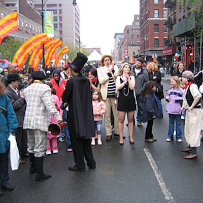 Actors dressed like cops, robbers, and gangster mols entertained strolling kids and parents with impromptu acting lessons.