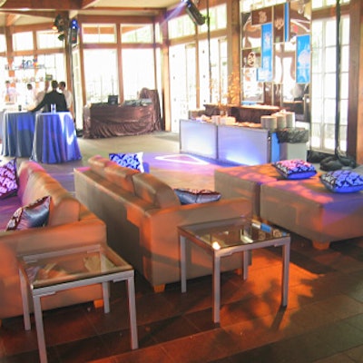 Los Angeles-based event production firm Angel City Designs created a spacious environment at Fox’s after-party at the Boathouse in Central Park, using the event's brown and blue color scheme.