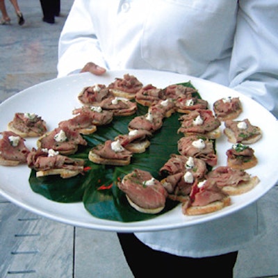 Guests dined on hors d’oeuvres including filet of beef on baguette slices served with horseradish sauce.