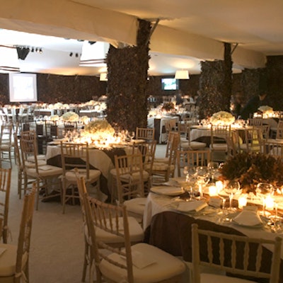 Monn used a mixture of round and rectangular tables, and walls were fashioned from brown southern oak leaves.
