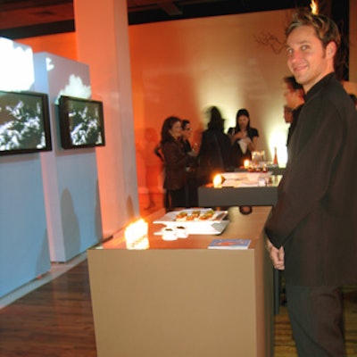 Models from T&L/The Party Crew served hors d´oeuvres.