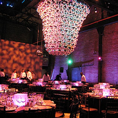 For the Sculpture Center’s winter gala, event producer Bryan Langston designed a chandelierlike structure out of 400 Mylar balloons, a reference to the work of honoree Jeff Koons.