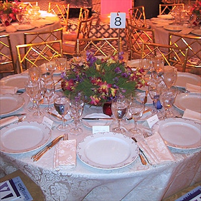Table settings at the American Craft Museum's Visionaries 2000 gala included flowers by Richard Salome Flowers.