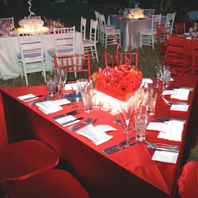 Square and triangular tables were dressed in monochromatic white or red color schemes.