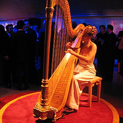 Harpist Kirsten Agresta entertained buzzing guests during the cocktail hour.