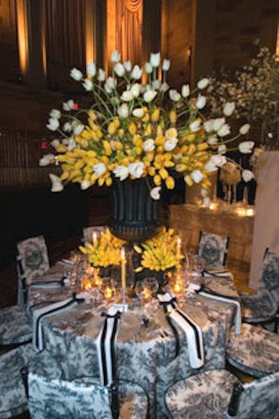 David Beahm worked in a traditional mode-aided by the use of pastoral toile fabrics on the table and chairs, and classical black urns bursting with white and yellow tulips.