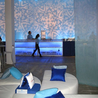 Held at Skylight, the '50 Mas Bellos' party channeled an island and ocean theme by projecting aqua paisley images on the venue walls.