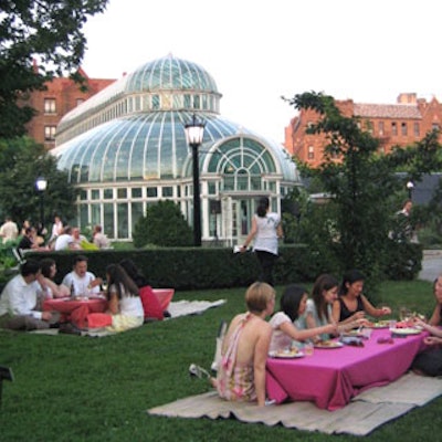 Low tables draped with pink linens from New York Linens dotted the garden's grassy areas.
