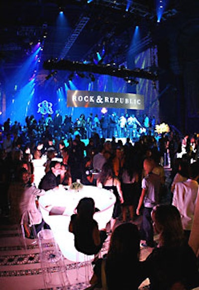 A cocktail reception was held an hour before the runway show commenced.