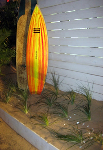 Sand dunes lined the Seventh Avenue side of the venue and included plants, shells, and surfboards.