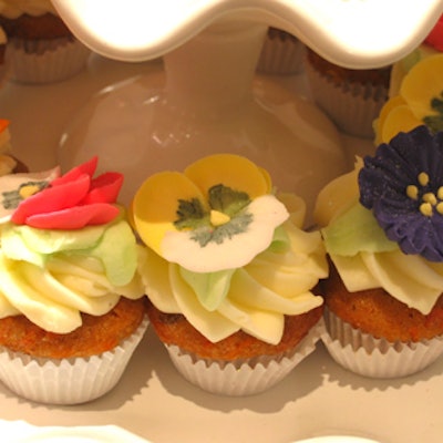 Flower made of icing sugar topped the cupcakes.