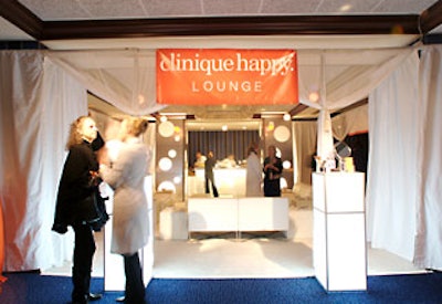 Other lounges included the Clinique Happy area, where staff dispensed samples and provided touch-ups for guests.
